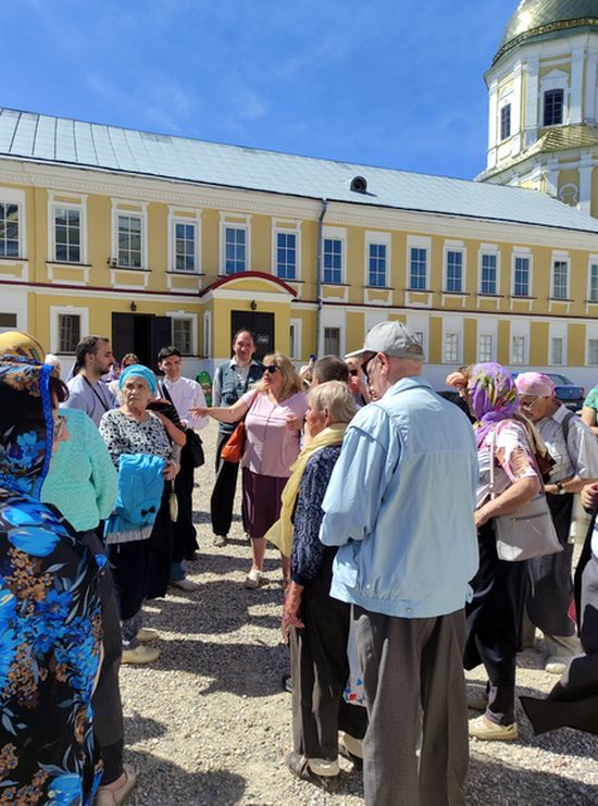 члены тверской ро вос, в основном взрослые женщины, стоят возле мужского монастыря 