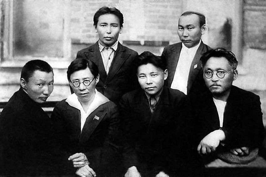 черно-белая фотография. на ней шесть молодых мужчин, вероятно актив только появившейся якутской ро вос 