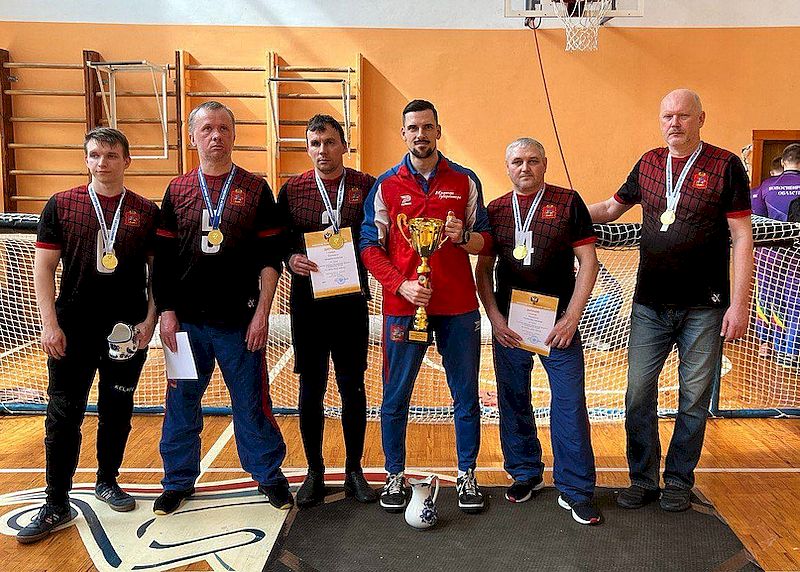 Команда Подмосковья - победители чемпионата среди мужчин - с кубком и дипломами