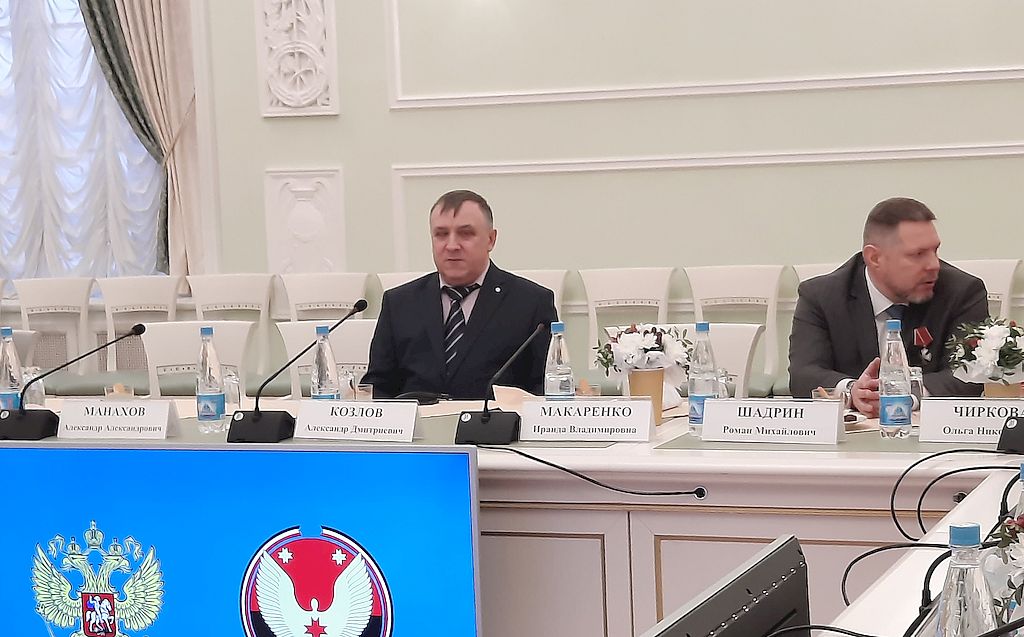 Председатель Удмуртской РО ВОС А. Д. Козлов на встрече с председателем правительства Удмуртии