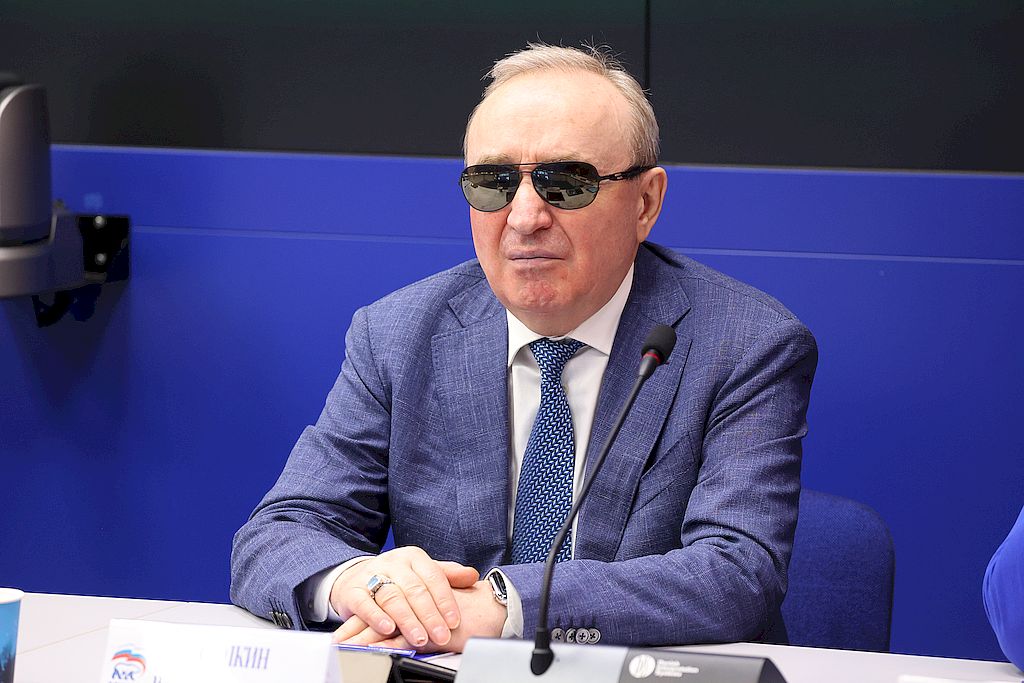 Президент Всероссийского общества слепых Владимир Сипкин сидит за столом на совещании