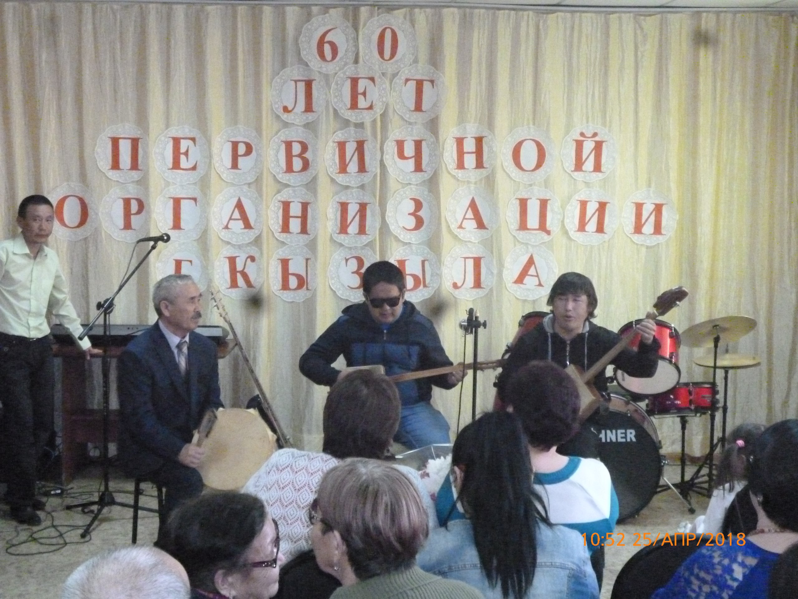 Выступление артистов с игрой на национальных инструментах