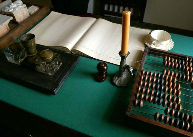стол поэта. зеленое сукно, счеты, свеча в подсвечнике, раскрытая тетрадь, письменные принадлежности