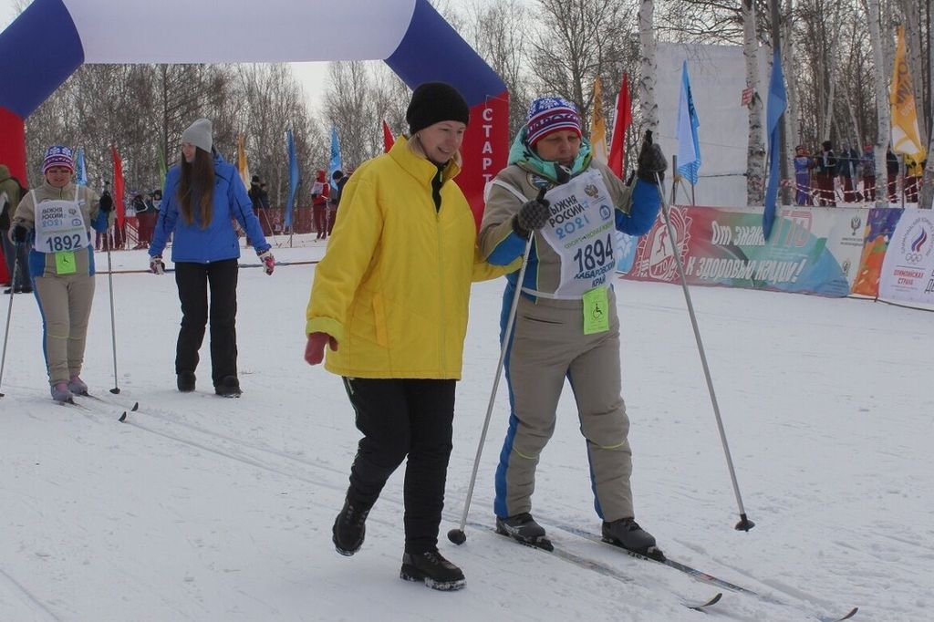 Незрячие лыжники на стартах "Лыжня России - 2021"