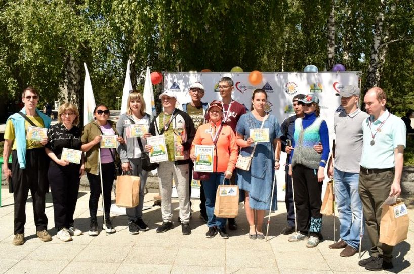 13 членов новосибирской ро вос с дипломами участников фестиваля и бумажными пакетами с логотипом фестиваля