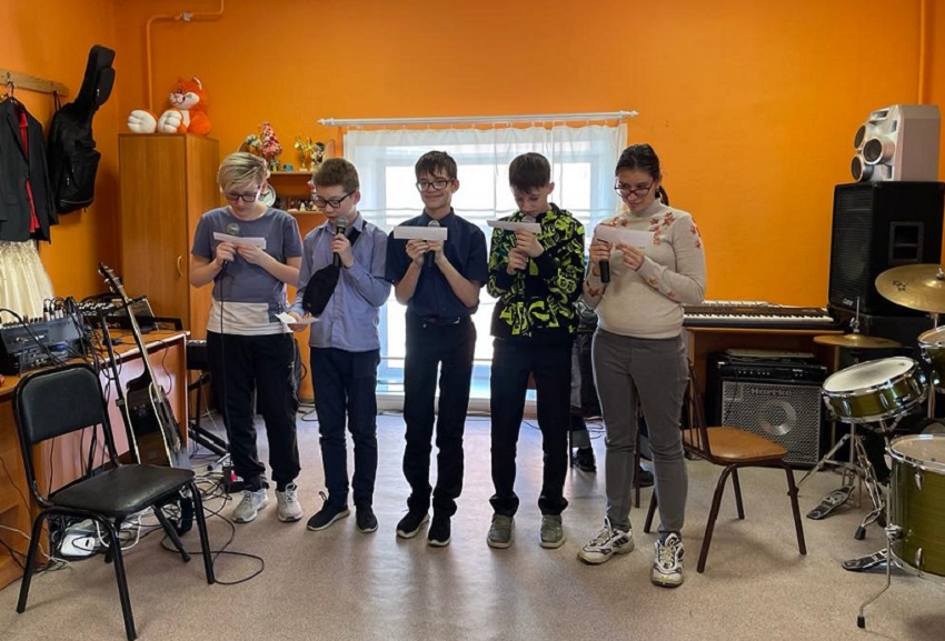 ученики в музыкальном классе исполняют рэп