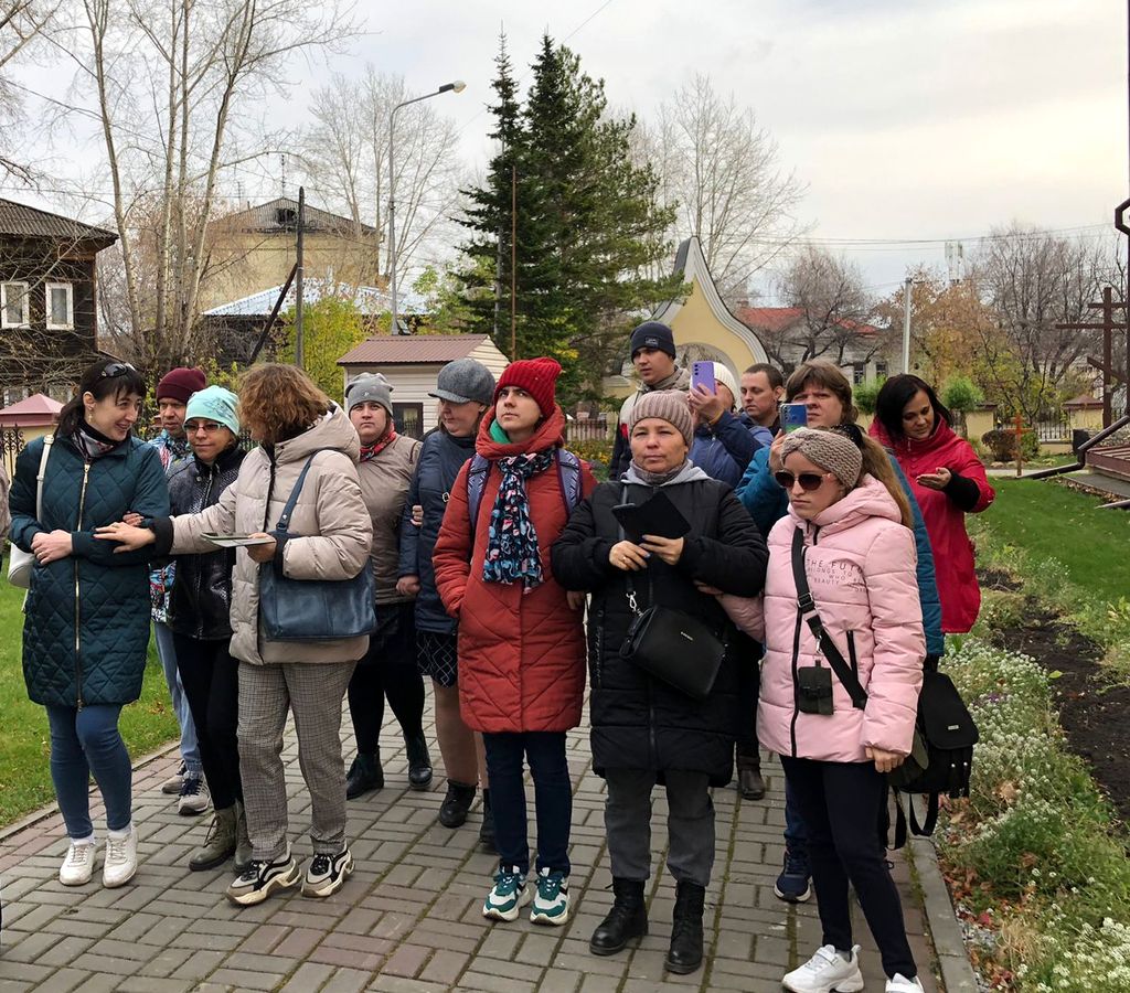 Участники форума на улице во время экскурсии по Томску.