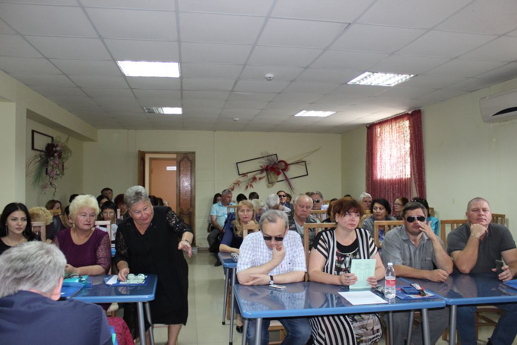 Гости и участники мероприятия задают вопросы специалистам Краснодарской РО ВОС