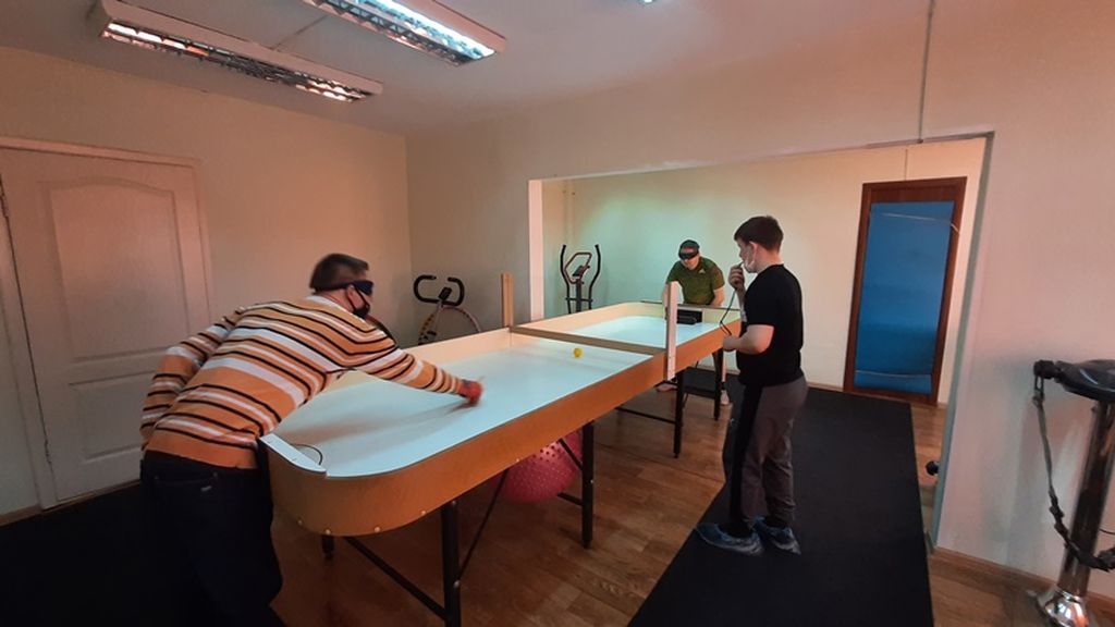 Активисты Хакасской РО ВОС играют в настольный теннис для слепых
