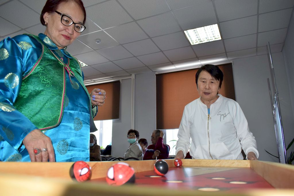 Активисты Забайкальской РО ВОС играют в настольные игры для слепых