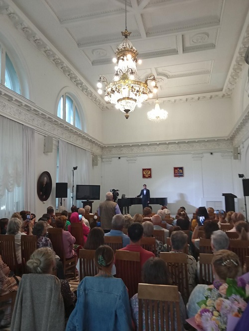 Члены Ивановской РО ВОС вдохновенно слушают исполнение оперных произведений