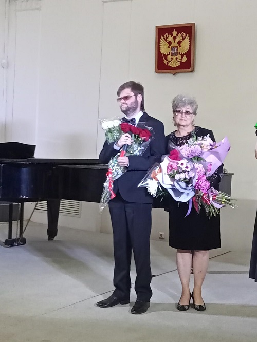Вручение цветов Илье Бушуеву и его матери от благодарных слушателей