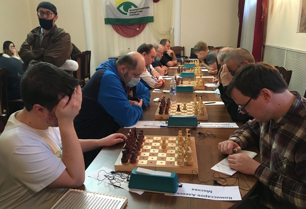 Спортсмены-инвалиды по зрению участвуют в чемпионате по шахматам