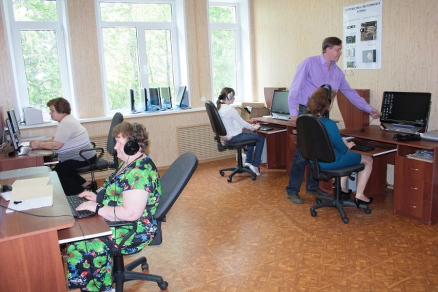 Инвалиды по зрению во время обучения в компьютерном классе ЦРС ВОС