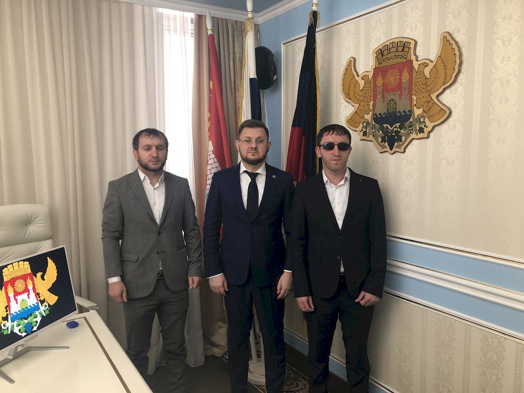 Представители Дагестанской РО ВОС и мэр города Махачкалы