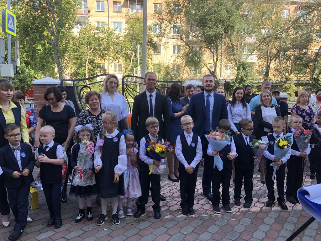 Председатель Красноярской РО ВОС В. И. Прудкова вместе с юными инвалидами по зрению
