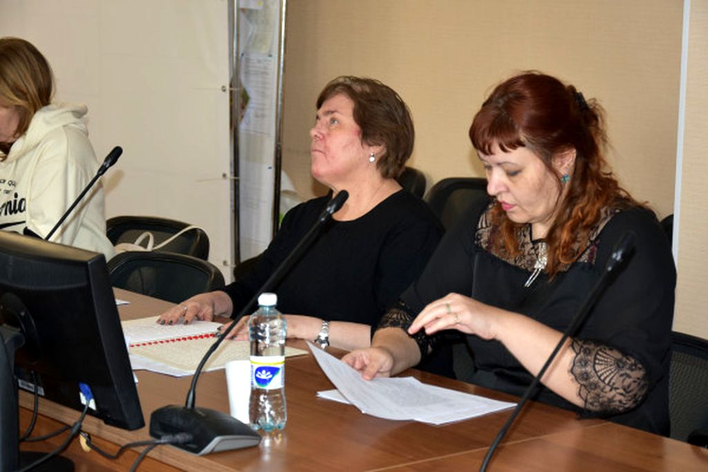 Председатель Челябинской РО ВОС Т. П. Савицкая с помощницей на заседании совета.