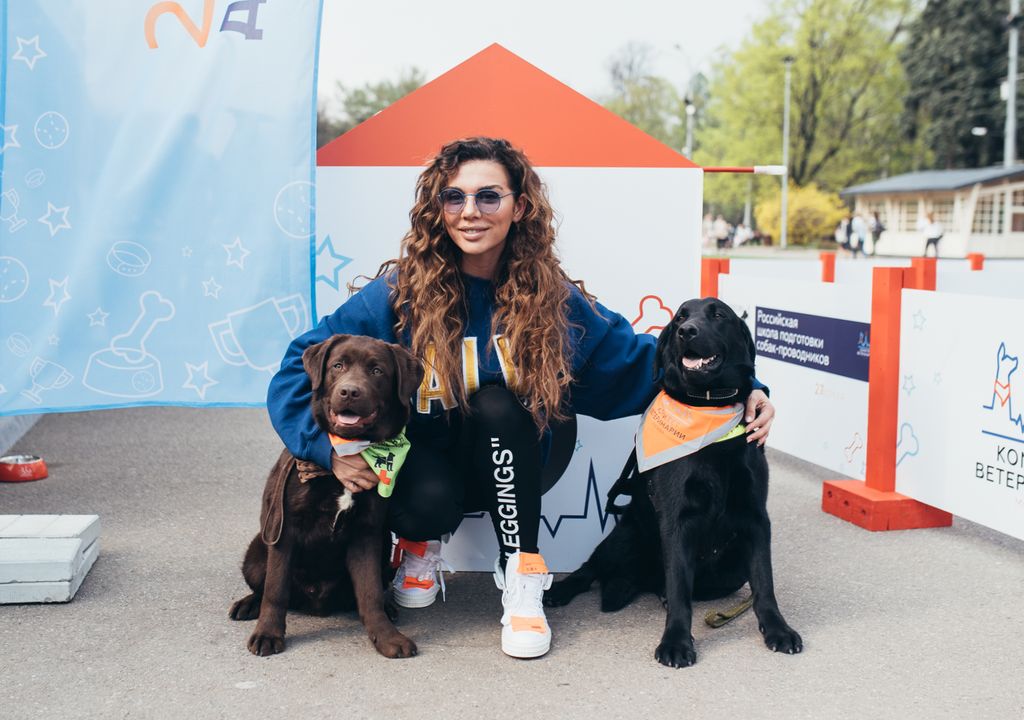 Певица Анна Седокова вместе с собаками-проводниками