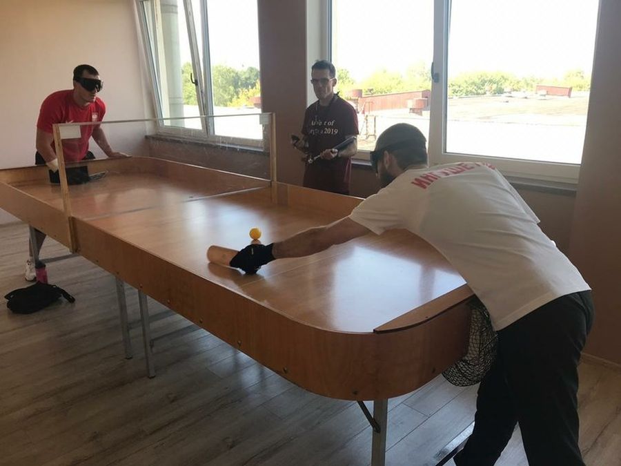 Инвалиды по зрению Ингушской РО ВОС играют в настольный теннис для слепых