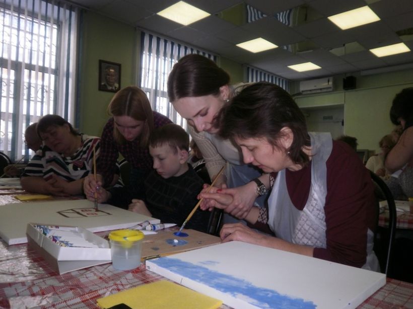 Студентки-волонтёры помогают незрячим художникам подобрать нужный цвет