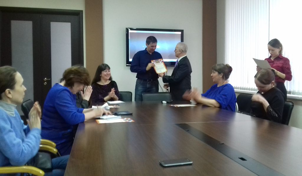 Председатель Чувашской РО ВОС Ю. С. Сергеев вручает благодарственные письма отличившимся активистам
