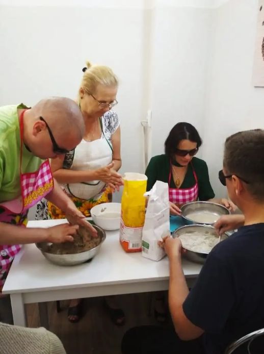 Члены ВОС участвуют в групповом мастер-классе по выпечке ржаного хлеба