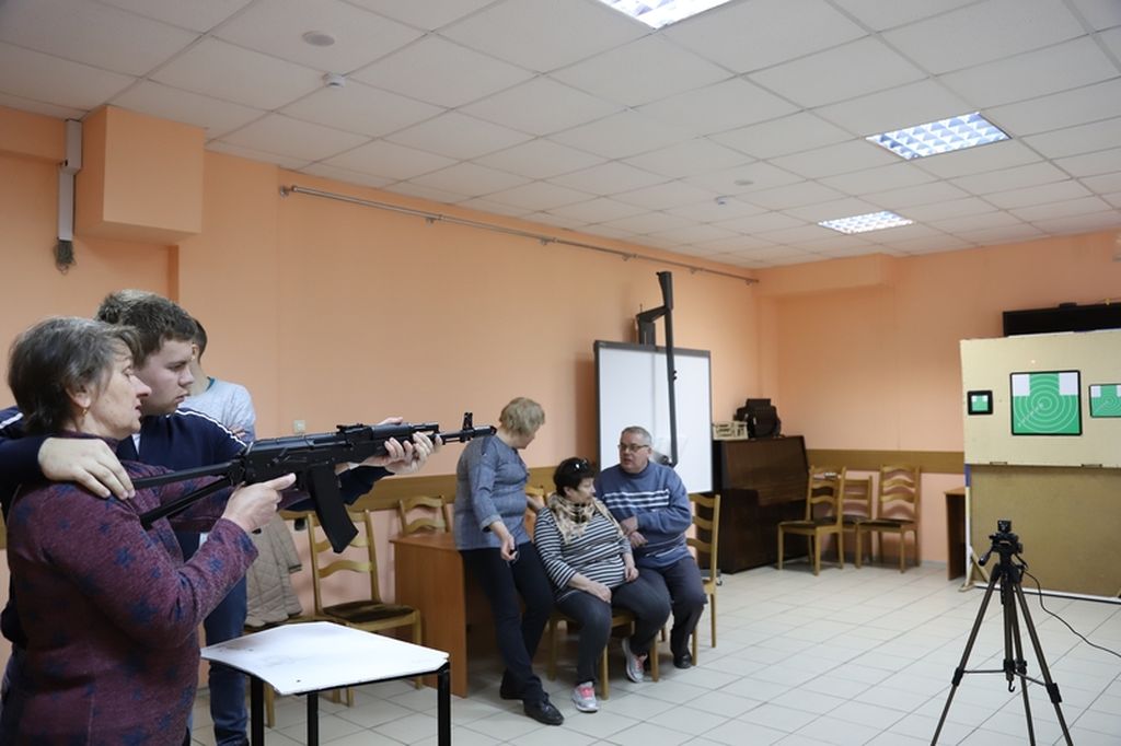 Активисты Брянской РО ВОС стреляют по мишеням из лазерной винтовки