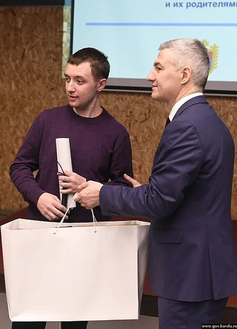 Глава Республики Карелия вручает подарки активисту ВОС