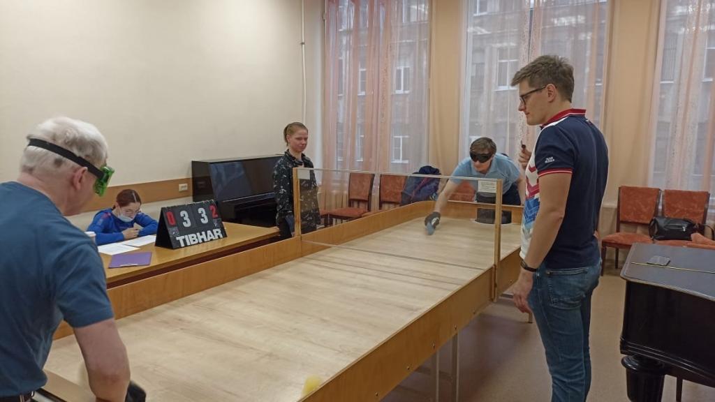 Спортсмены Санкт-Петербургской РО ВОС играют в настольный теннис для слепых