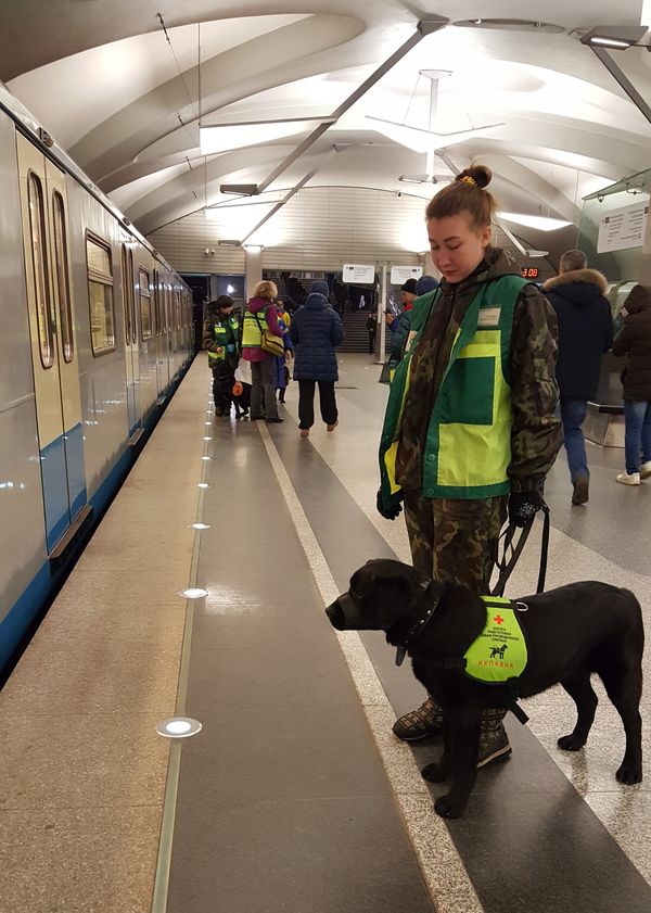Инвалиды по зрению в московском метро