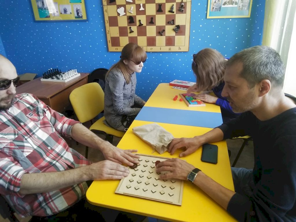 Активисты Кемеровской РО ВОС осваивают новые настольные игры
