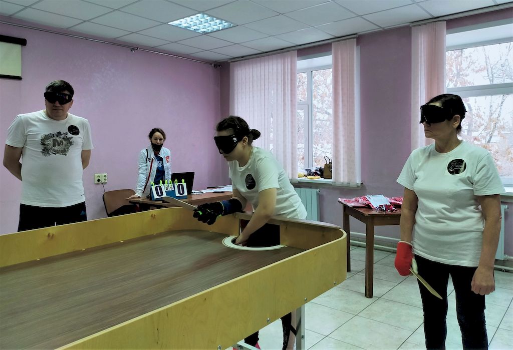 Спортсмены Пермской РО ВОС играют в настольный теннис для слепых