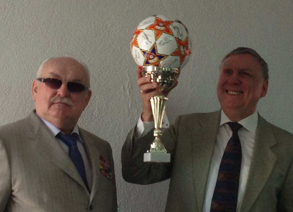 Вручение президенту ЕСС Вольфгангу Ангерманну памятного футбольного мяча