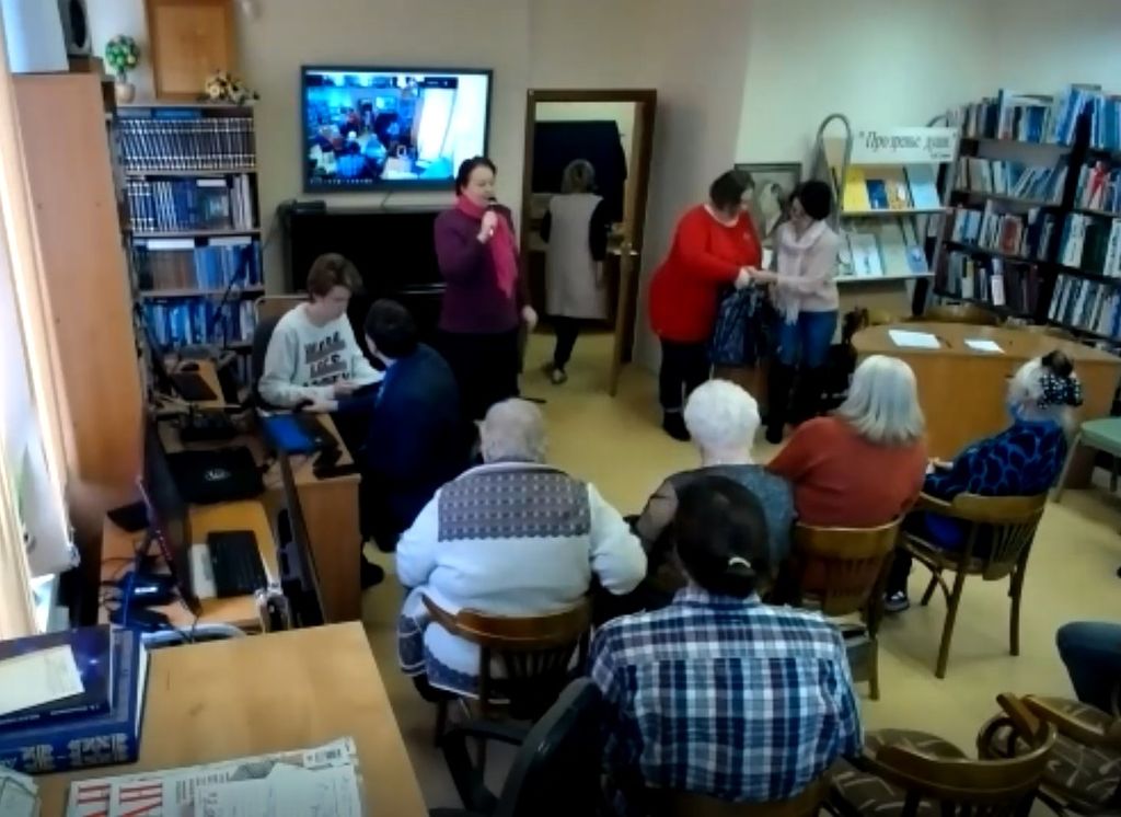 Члены местных организаций ВОС собираются в актовых залах, чтобы прослушать выступление поэтов