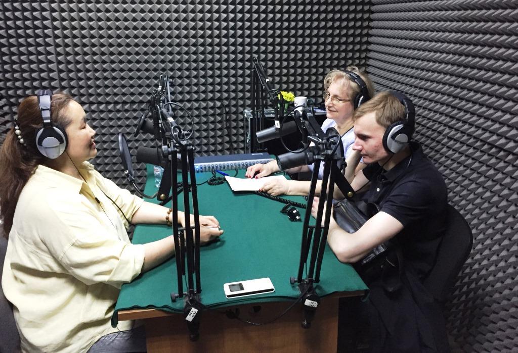 Инвалиды по зрению вместе с радиоведущими РадиоВОС