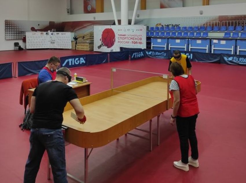Спортсмены Свердловской РО ВО играют в настольный теннис слепых
