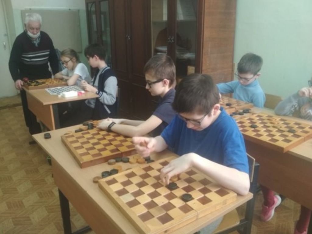 Юные инвалиды по зрению учатся играть в шашки и шахматы