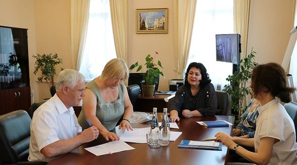 Председатель Татарской РО ВОС В. А. Федорин подписывает соглашение о сотрудничестве