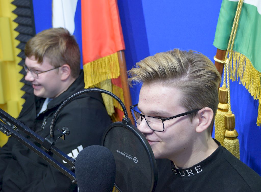 Два старшеклассника в студии радио ВОС