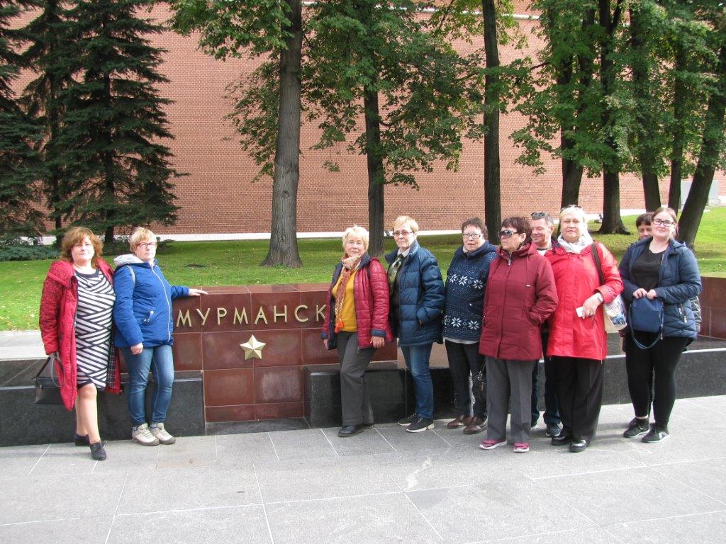 Экскурсионная группа Мурманской РО ВОС у стен Московского Кремля