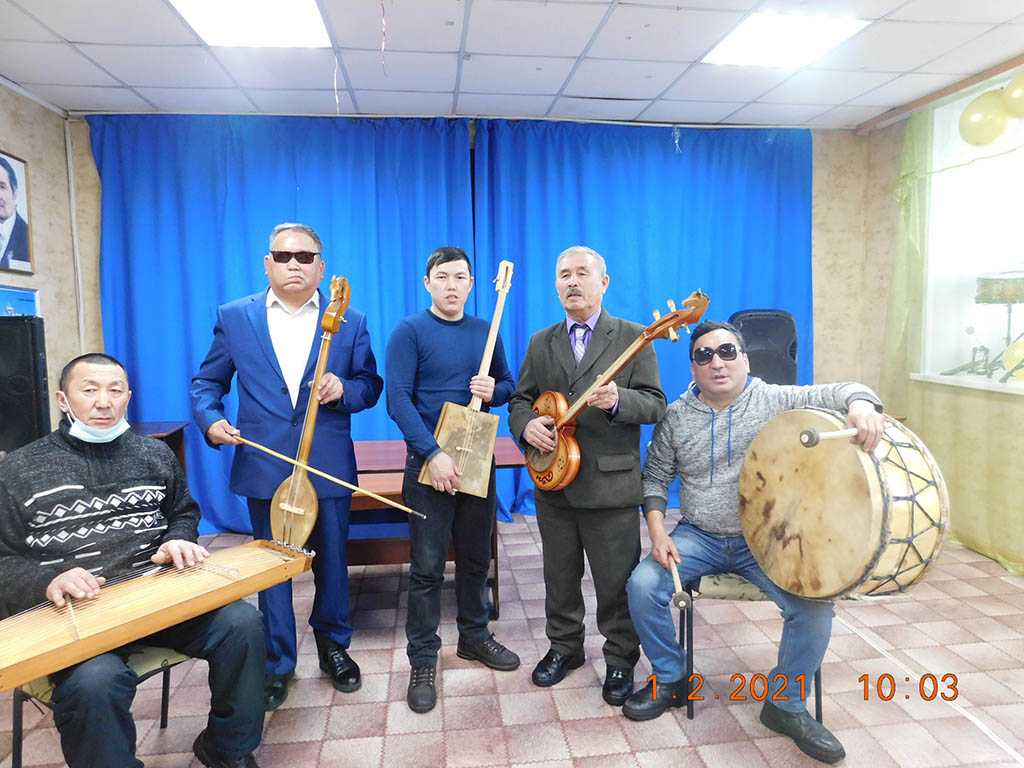 Артисты Тувинской РО ВОС играют на национальных инструментах