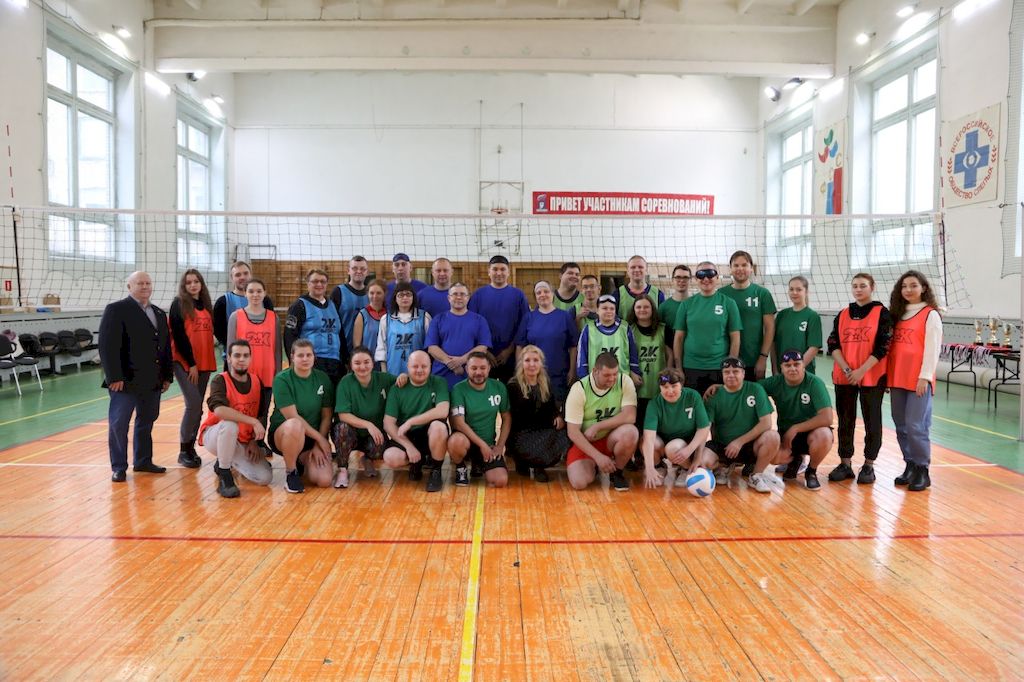 Участники соревнований по волейболу в спортивном зале КСРК ВОС