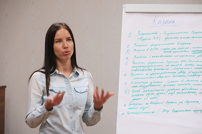 Участница семинара рассказывает про свою поездку в Казань
