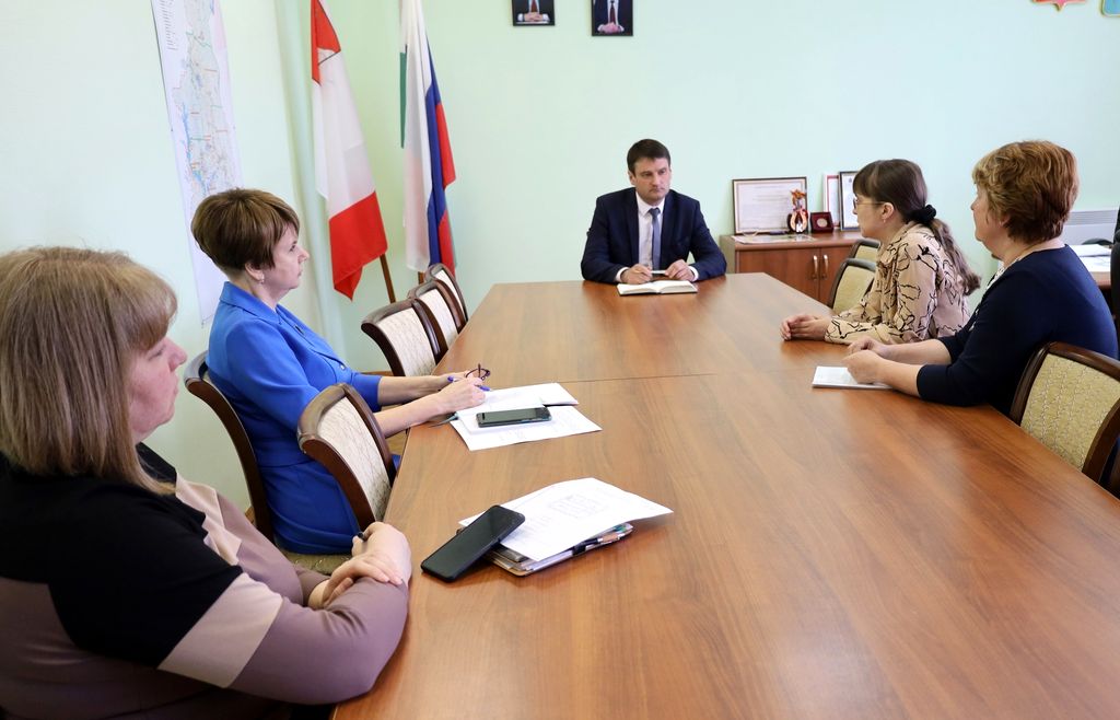 За длинным столом участники рабочей встречи: слева две женщины, во главе стола А. Н. Тюляндин, справа от него О. В. Мединцева и ещё одна женщина.