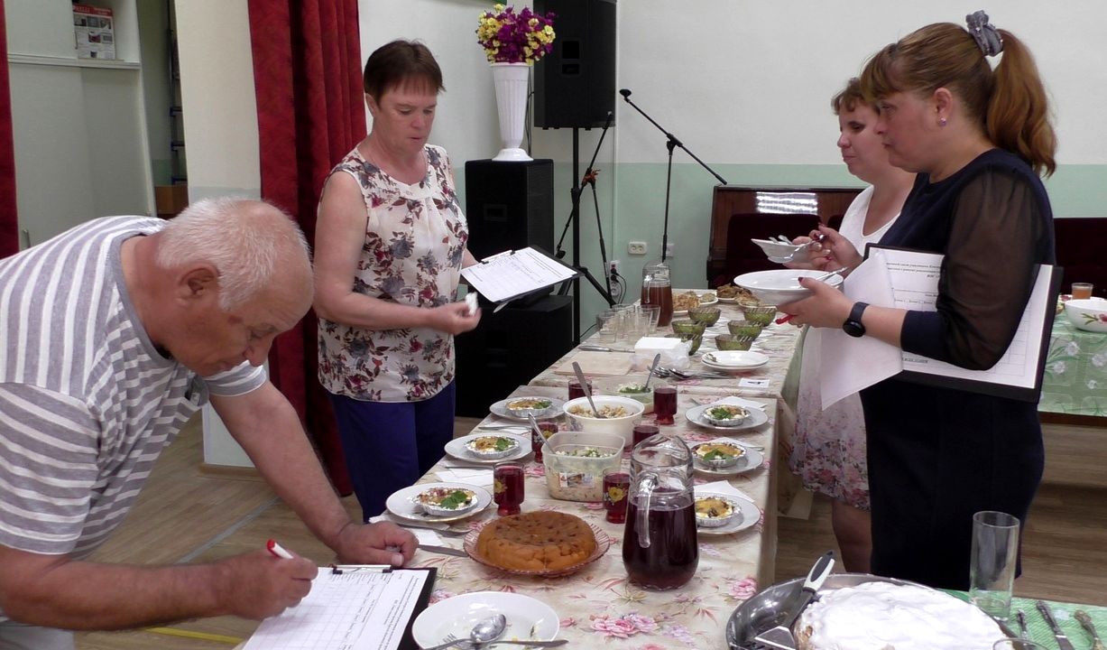члены жюри ставят оценки за приготовленные блюда