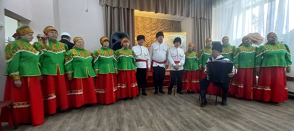 На фотографии народный хор Хакасской Ро ВОС "Родные напевы". Люди одеты в национальные костюмы.
