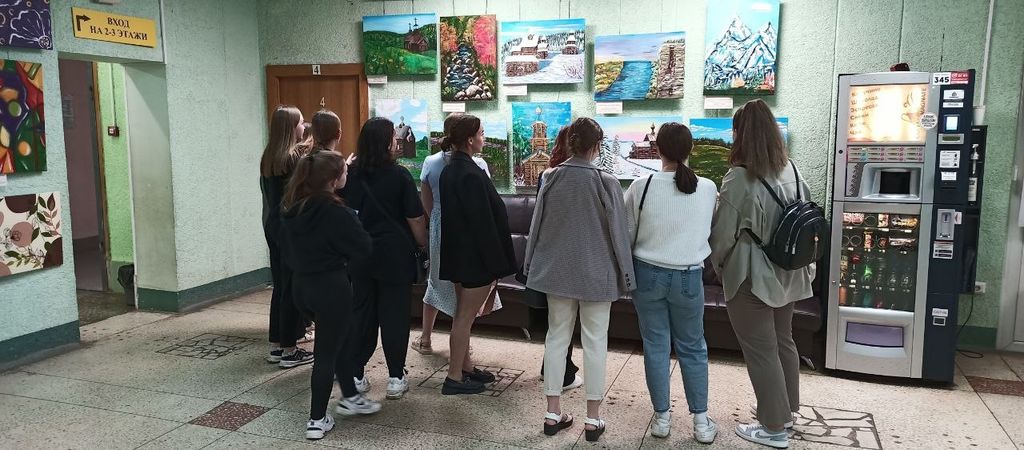 Знакомство студентов с картинами в Пермском ДК ВОС