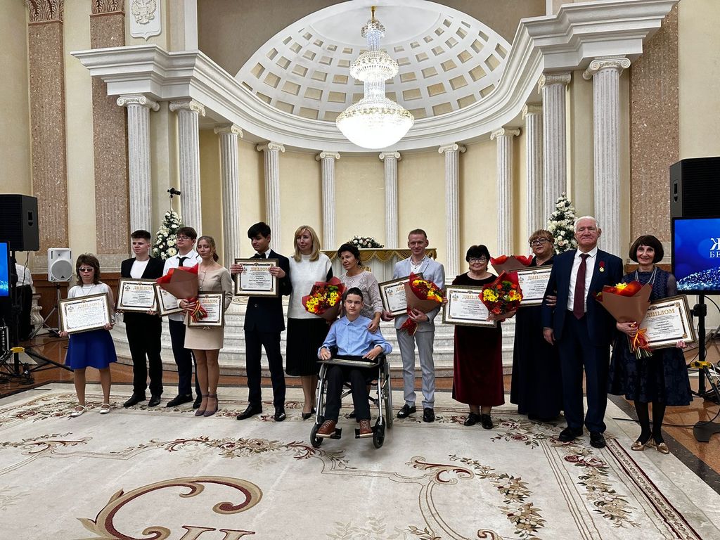 Общее фото с церемонии награждения общественных деятелей