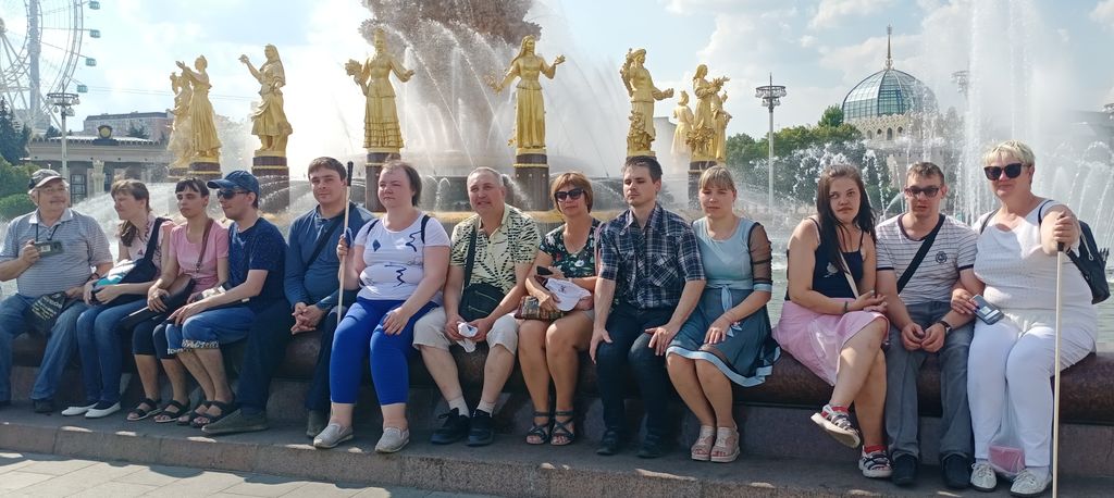 Туристы Красноярской РО ВОС у фонтанов ВДНХ