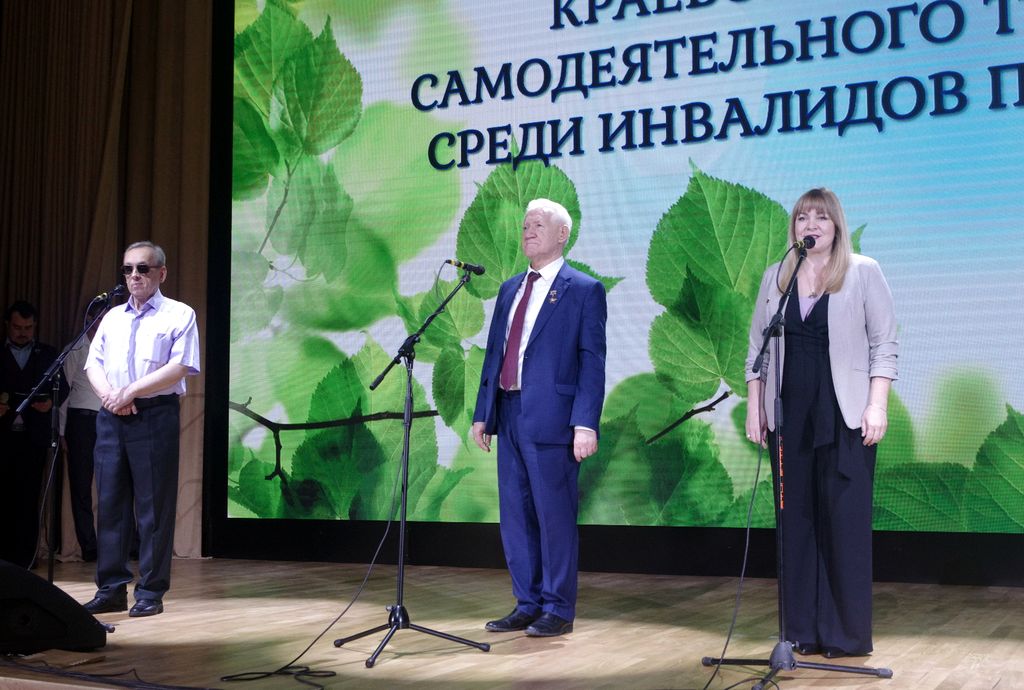 На сцене у микрофона Ю. С. Третьяк, председатель Краснодарской РО ВОС.